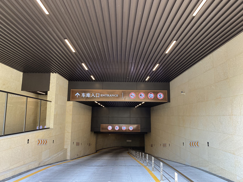 地下車庫龍門頭