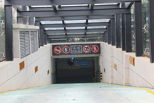 正商向陽廣場(chǎng)地下車庫指示牌